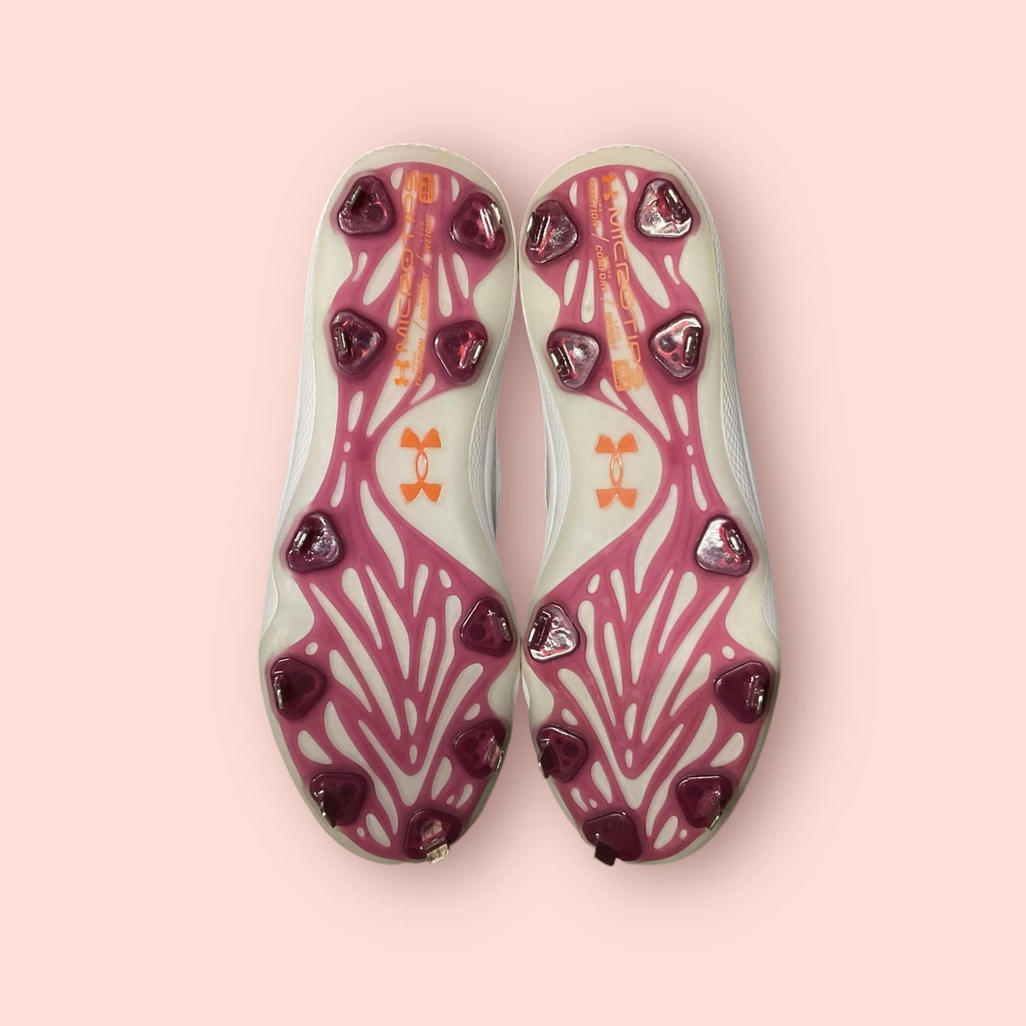 Zapatillas de béisbol UA Yard Low MT en tinto y blanco, con suela de tacos, diseño ligero y bajo, ideales para libertad de movimiento y tracción en el campo