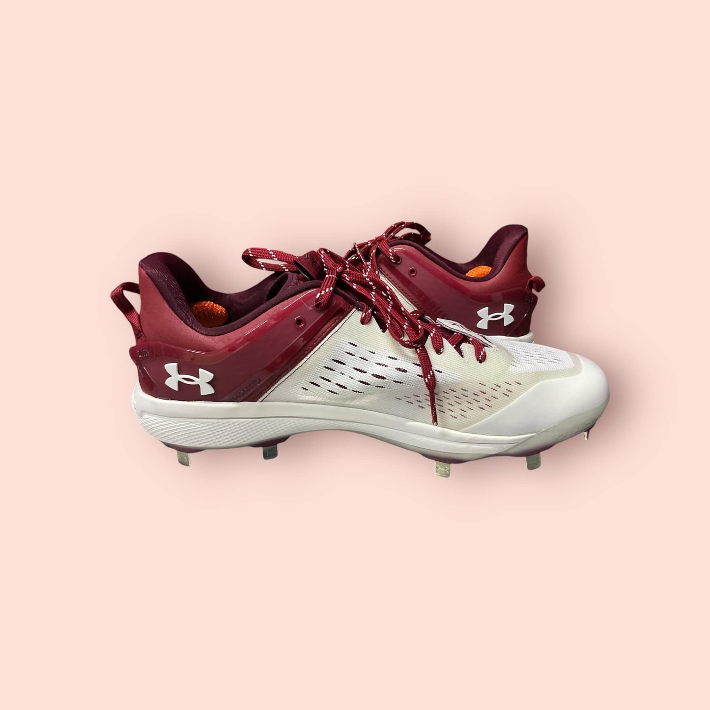 Zapatillas de béisbol UA Yard Low MT en tinto y blanco, con suela de tacos, diseño ligero y bajo, ideales para libertad de movimiento y tracción en el campo