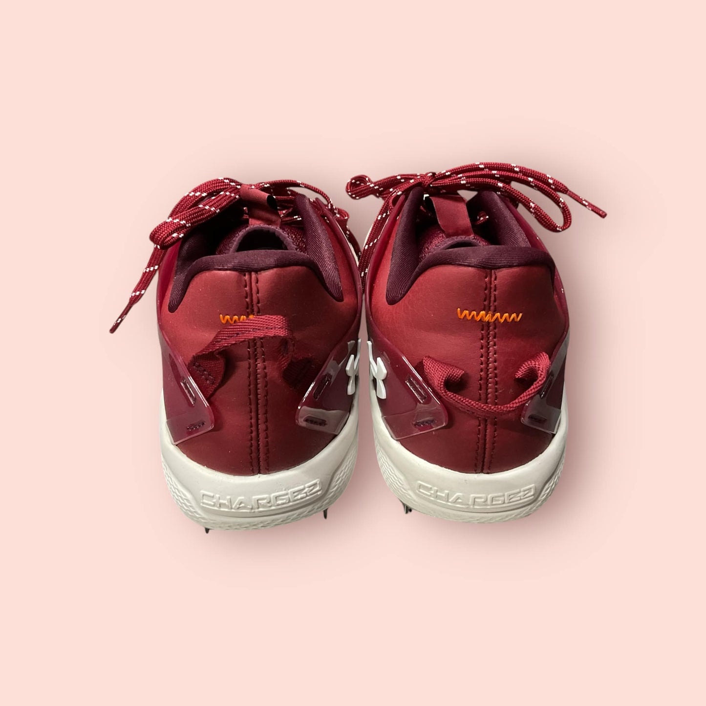 Zapatillas de béisbol UA Yard Low MT en tinto y blanco, con suela de tacos, diseño ligero y bajo, ideales para libertad de movimiento y tracción en el campo