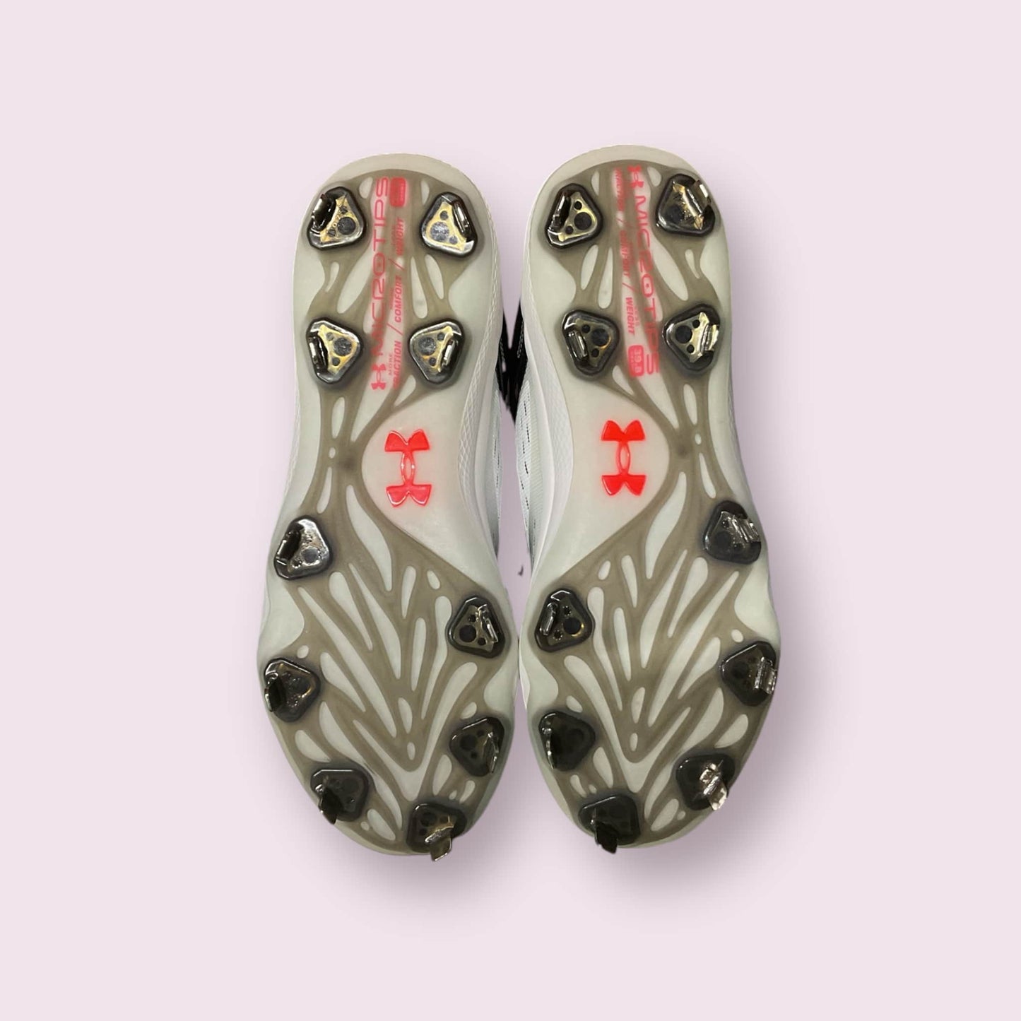 Zapatillas de béisbol UA Yard Low MT en negro y blanco, con suela de tacos, diseño ligero y bajo, ideales para rendimiento y comodidad en el campo