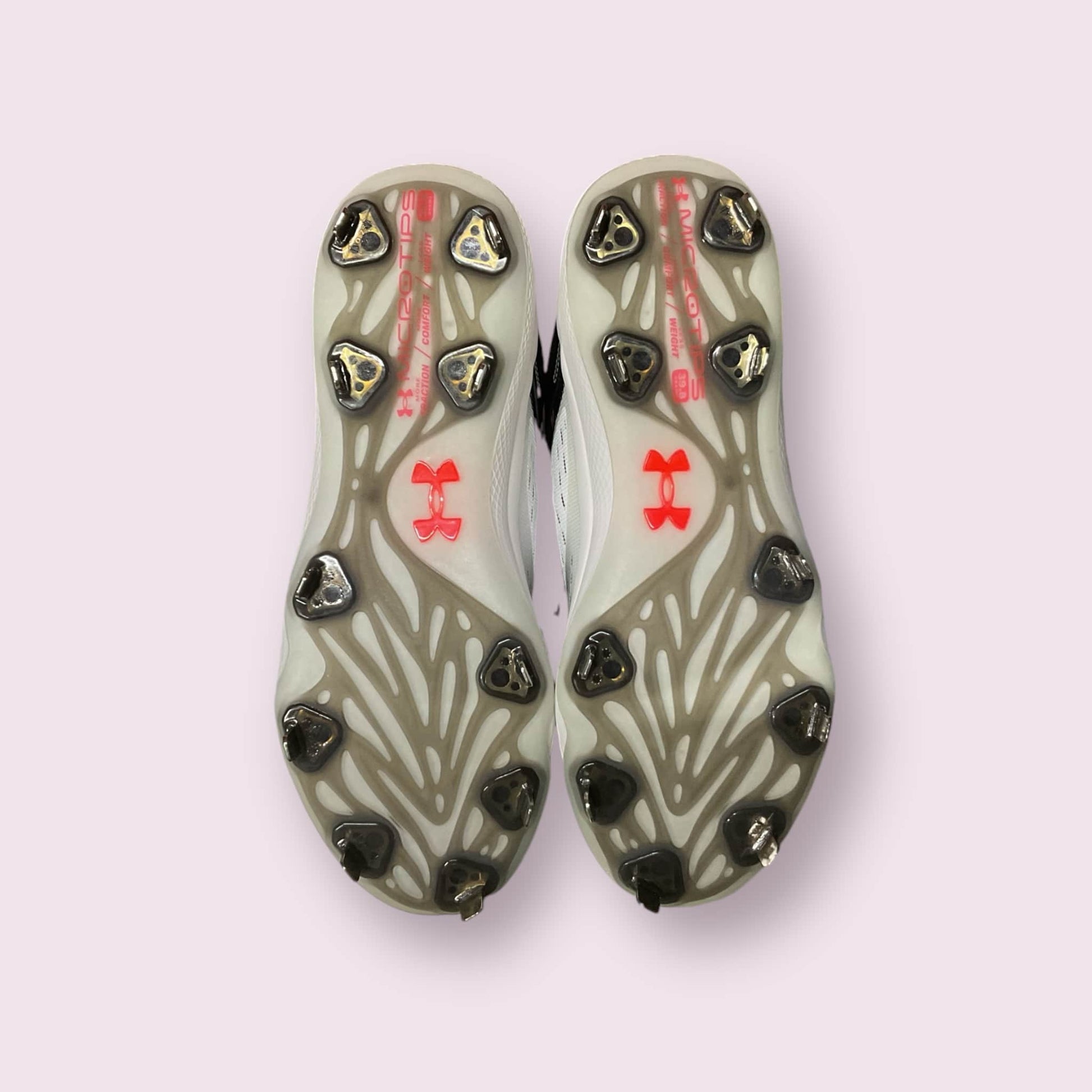 Zapatillas de béisbol UA Yard Low MT en negro y blanco, con suela de tacos, diseño ligero y bajo, ideales para rendimiento y comodidad en el campo