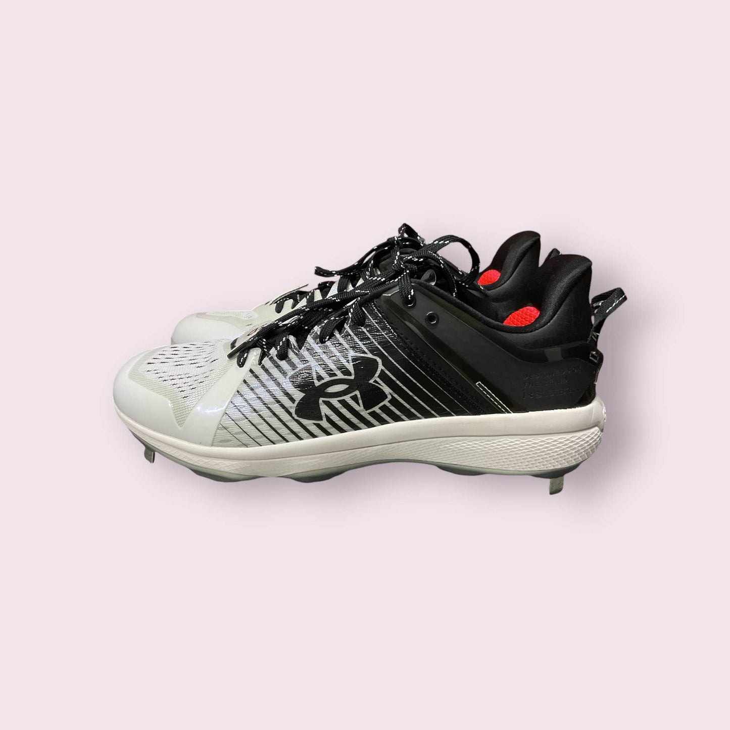 Zapatillas de béisbol UA Yard Low MT en negro y blanco, con suela de tacos, diseño ligero y bajo, ideales para rendimiento y comodidad en el campo