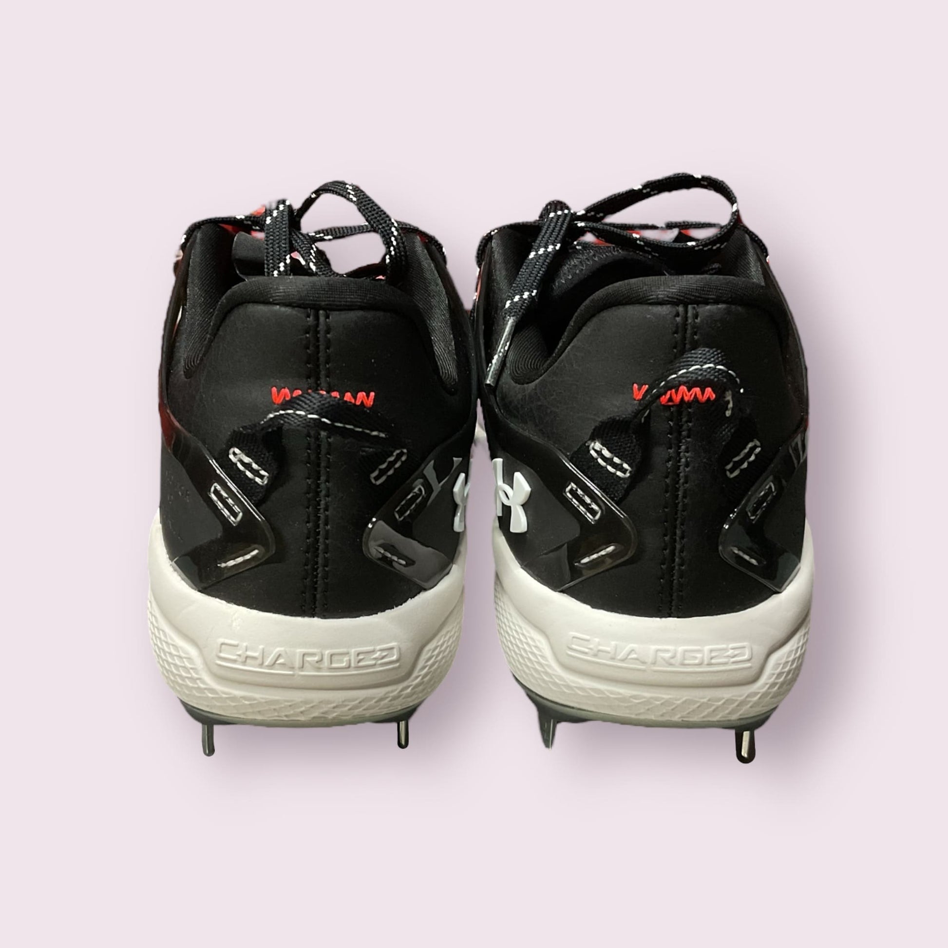 Zapatillas de béisbol UA Yard Low MT en negro y blanco, con suela de tacos, diseño ligero y bajo, ideales para rendimiento y comodidad en el campo