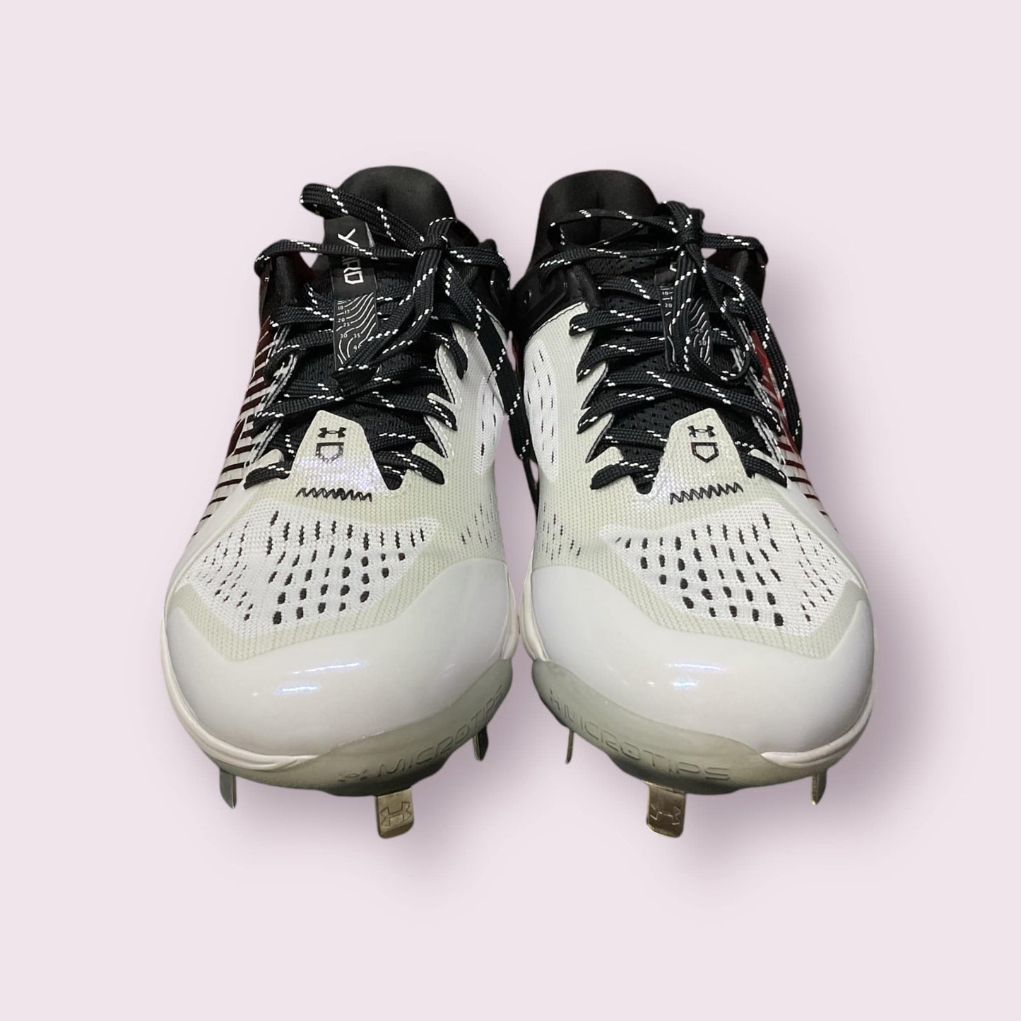 Zapatillas de béisbol UA Yard Low MT en negro y blanco, con suela de tacos, diseño ligero y bajo, ideales para rendimiento y comodidad en el campo