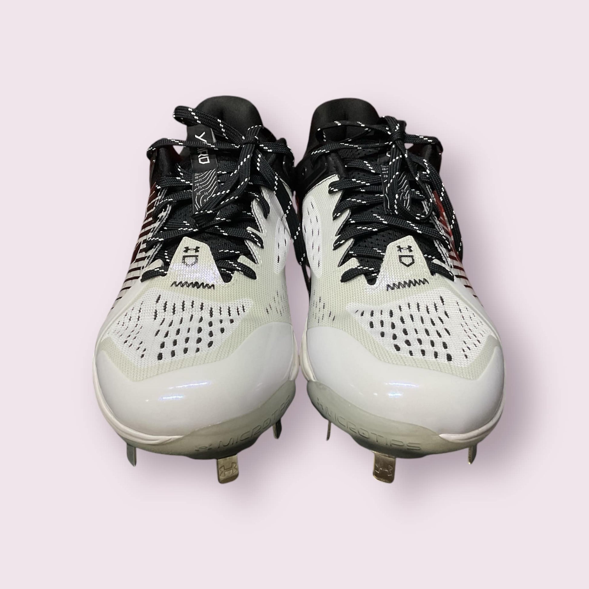 Zapatillas de béisbol UA Yard Low MT en negro y blanco, con suela de tacos, diseño ligero y bajo, ideales para rendimiento y comodidad en el campo