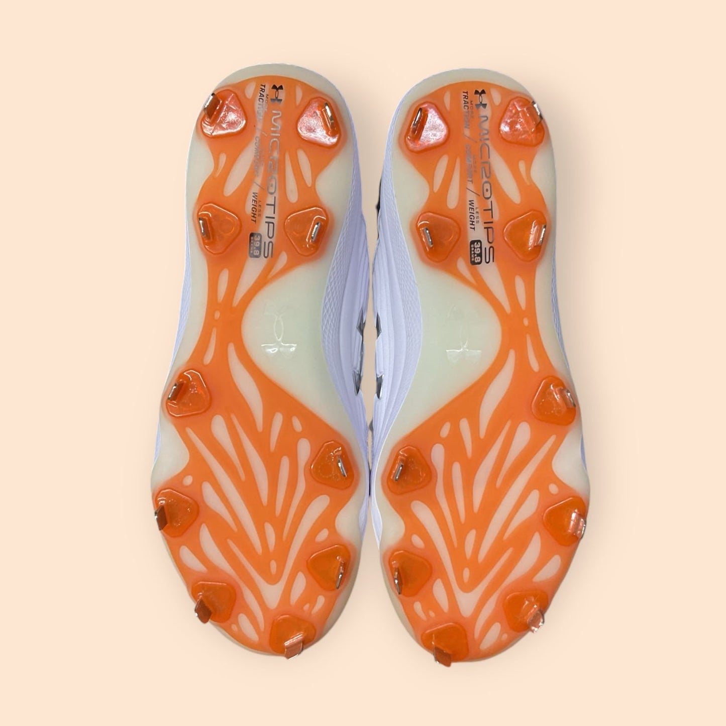 Zapatillas de béisbol UA Yard MT en naranja, con suela de tacos y diseño de media altura, para mayor tracción, soporte y comodidad en el campo