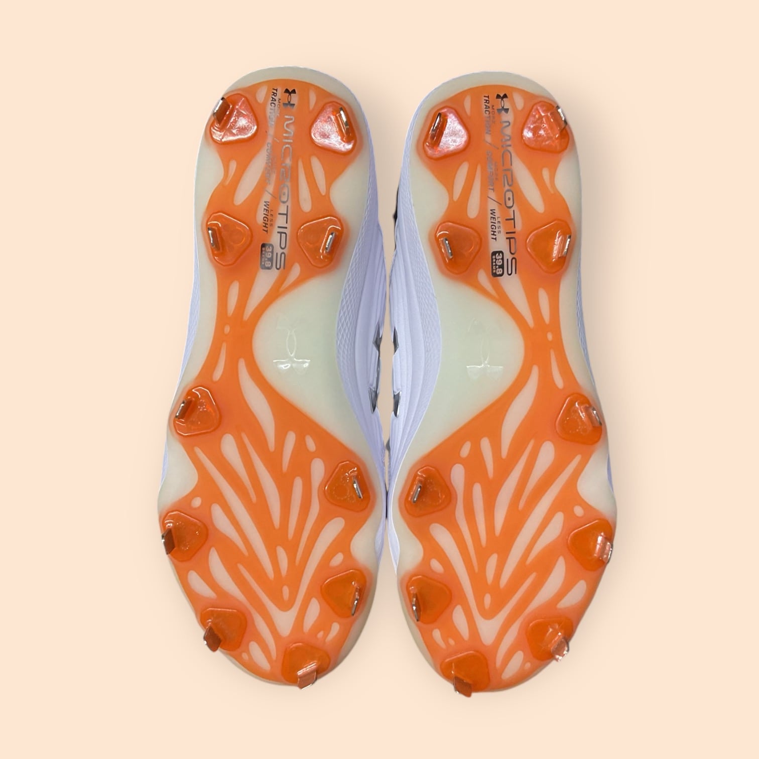 Zapatillas de béisbol UA Yard MT en naranja, con suela de tacos y diseño de media altura, para mayor tracción, soporte y comodidad en el campo