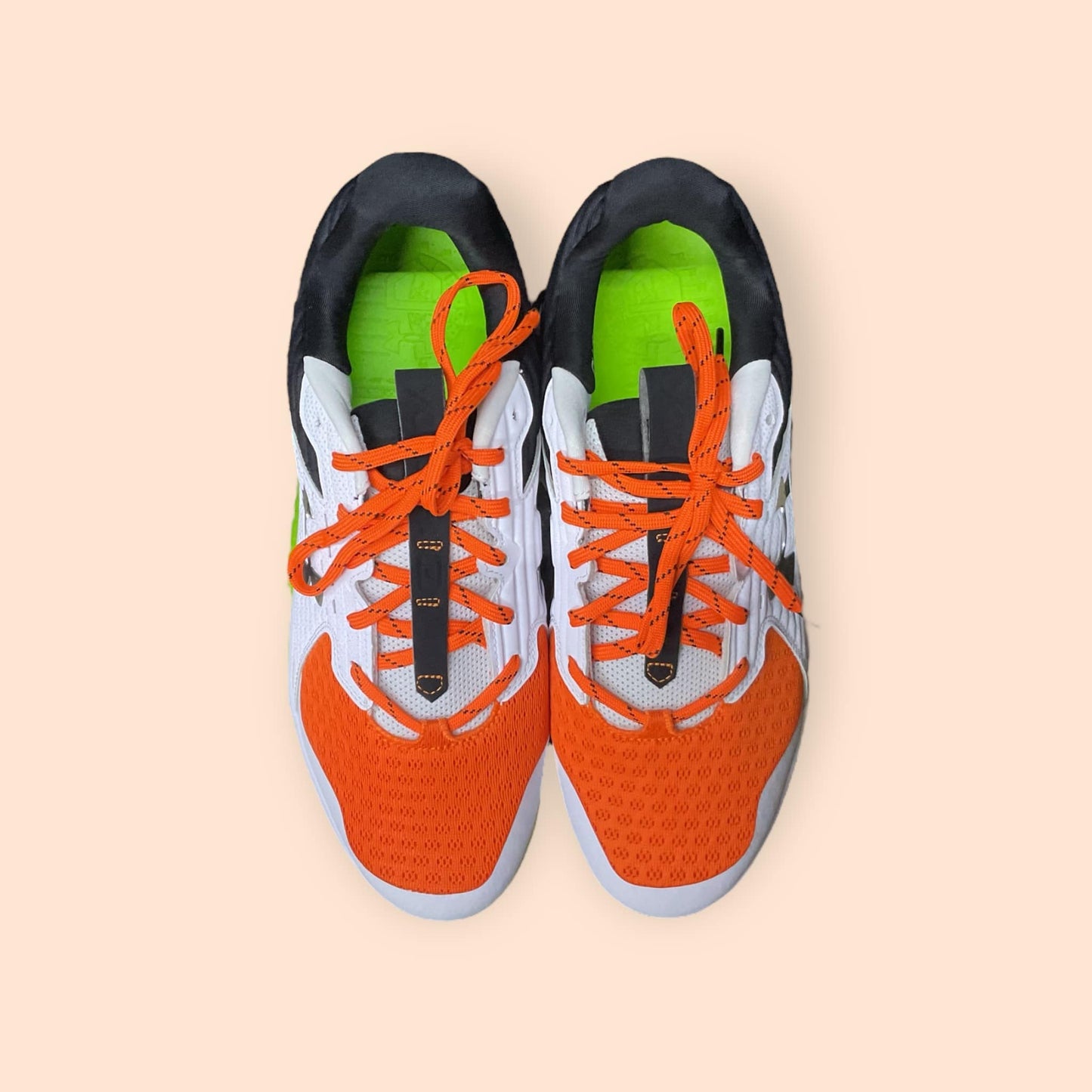 Zapatillas de béisbol UA Yard MT en naranja, con suela de tacos y diseño de media altura, para mayor tracción, soporte y comodidad en el campo