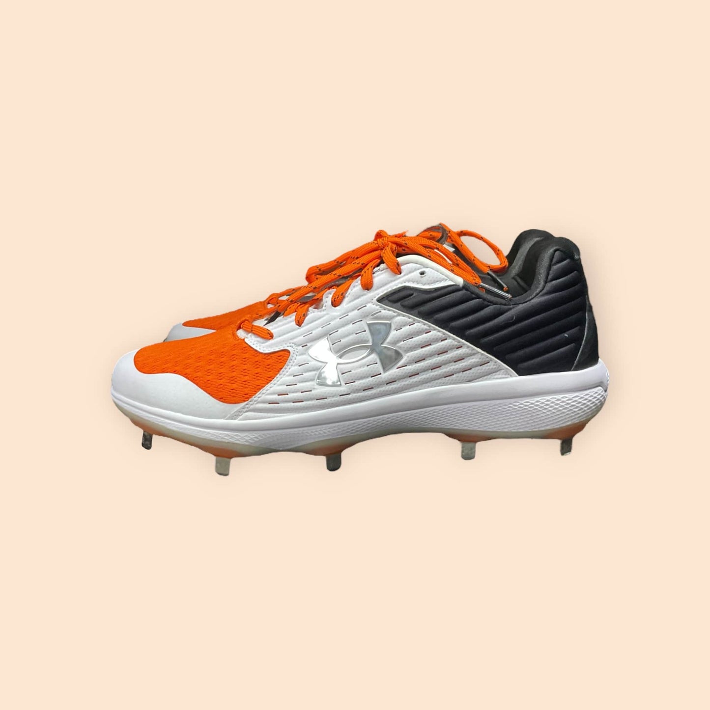 Zapatillas de béisbol UA Yard MT en naranja, con suela de tacos y diseño de media altura, para mayor tracción, soporte y comodidad en el campo