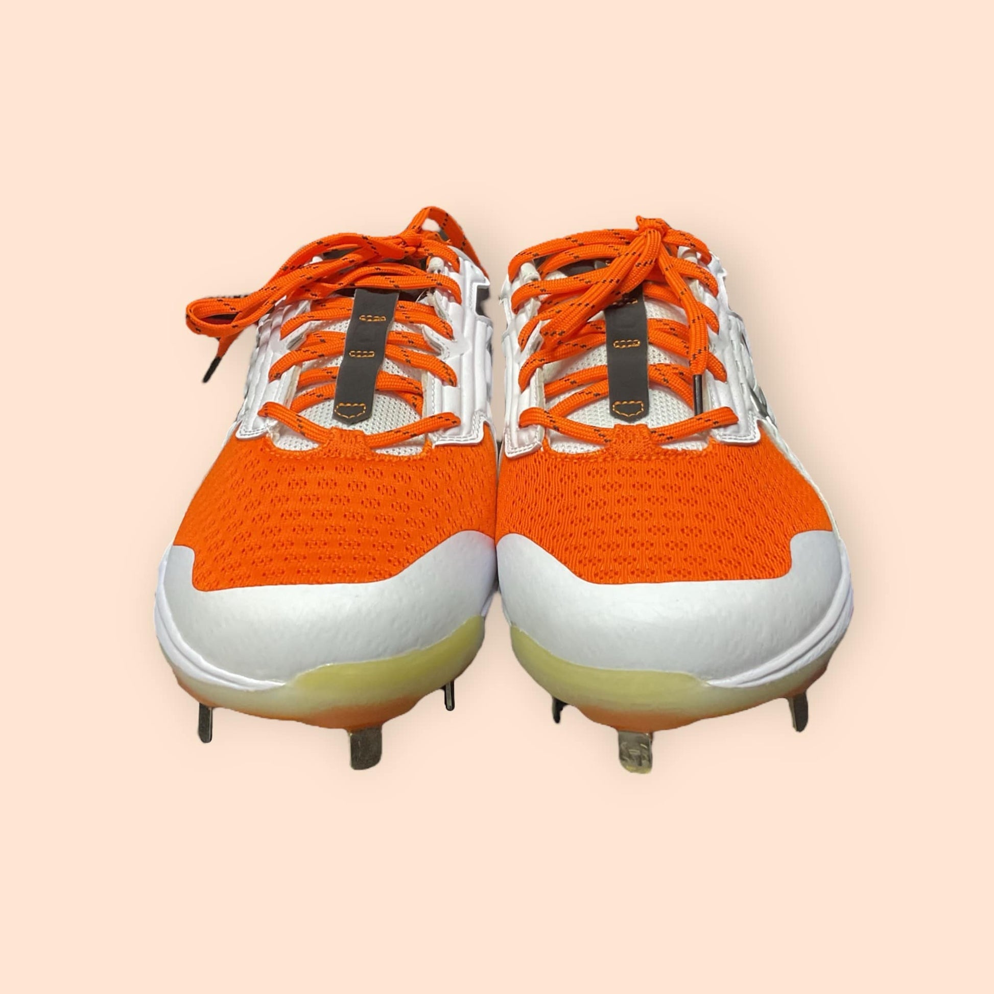 Zapatillas de béisbol UA Yard MT en naranja, con suela de tacos y diseño de media altura, para mayor tracción, soporte y comodidad en el campo