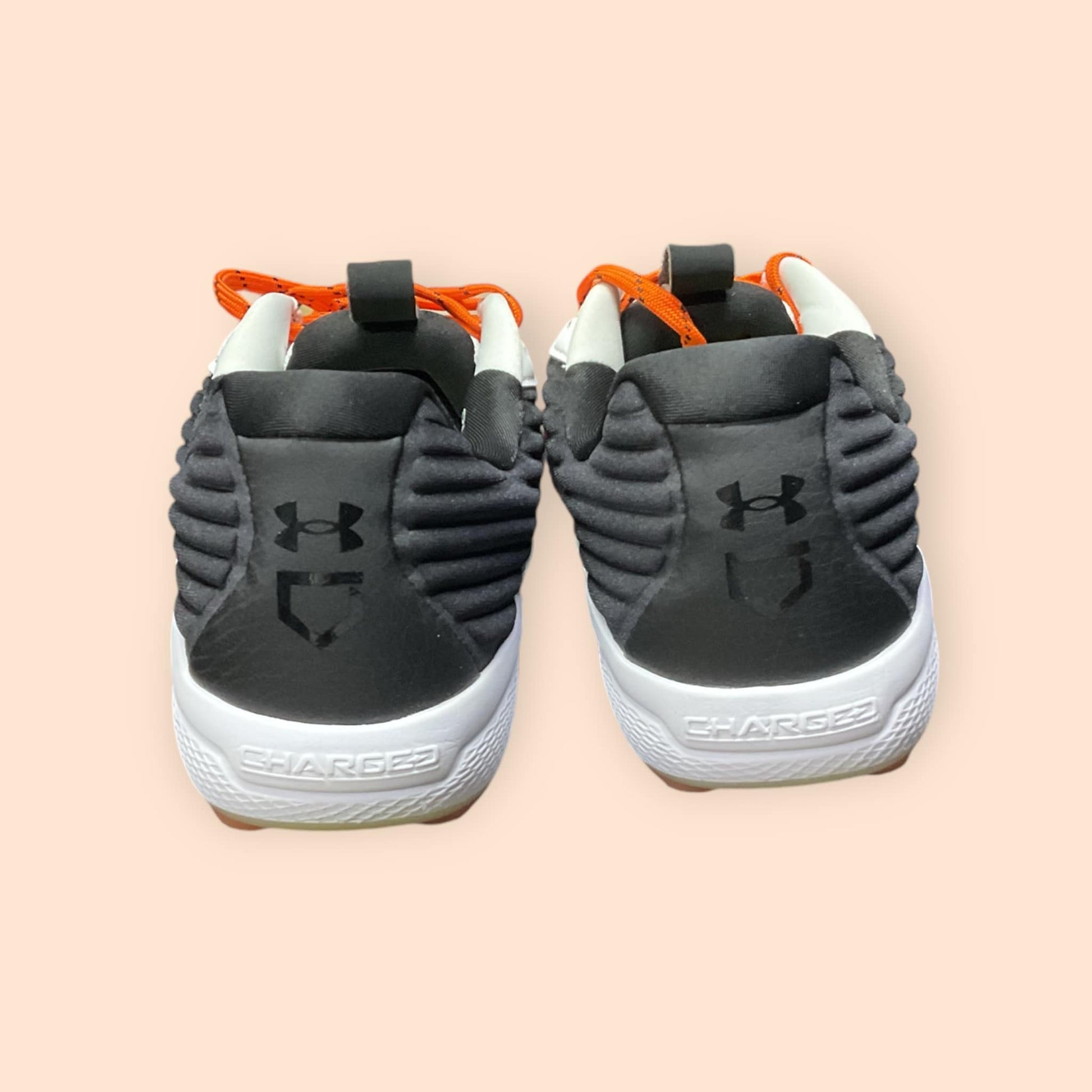 Zapatillas de béisbol UA Yard MT en naranja, con suela de tacos y diseño de media altura, para mayor tracción, soporte y comodidad en el campo