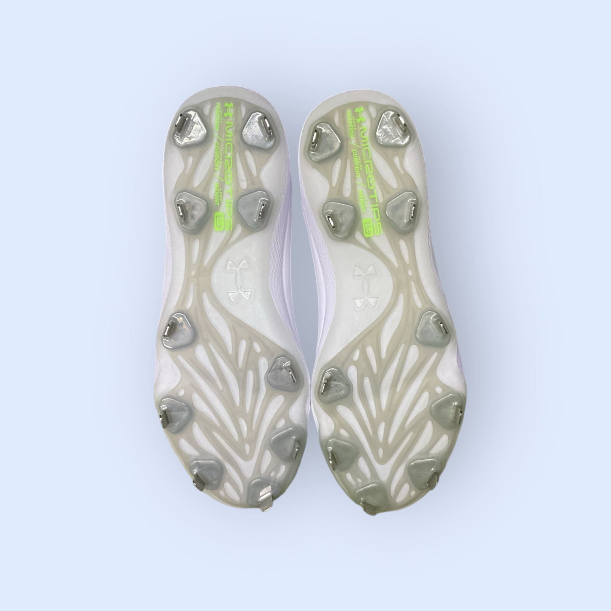 Zapatillas de béisbol UA Yard MT en negro, con suela de tacos y diseño de media altura, diseñadas para ofrecer tracción, comodidad y estabilidad en el campo