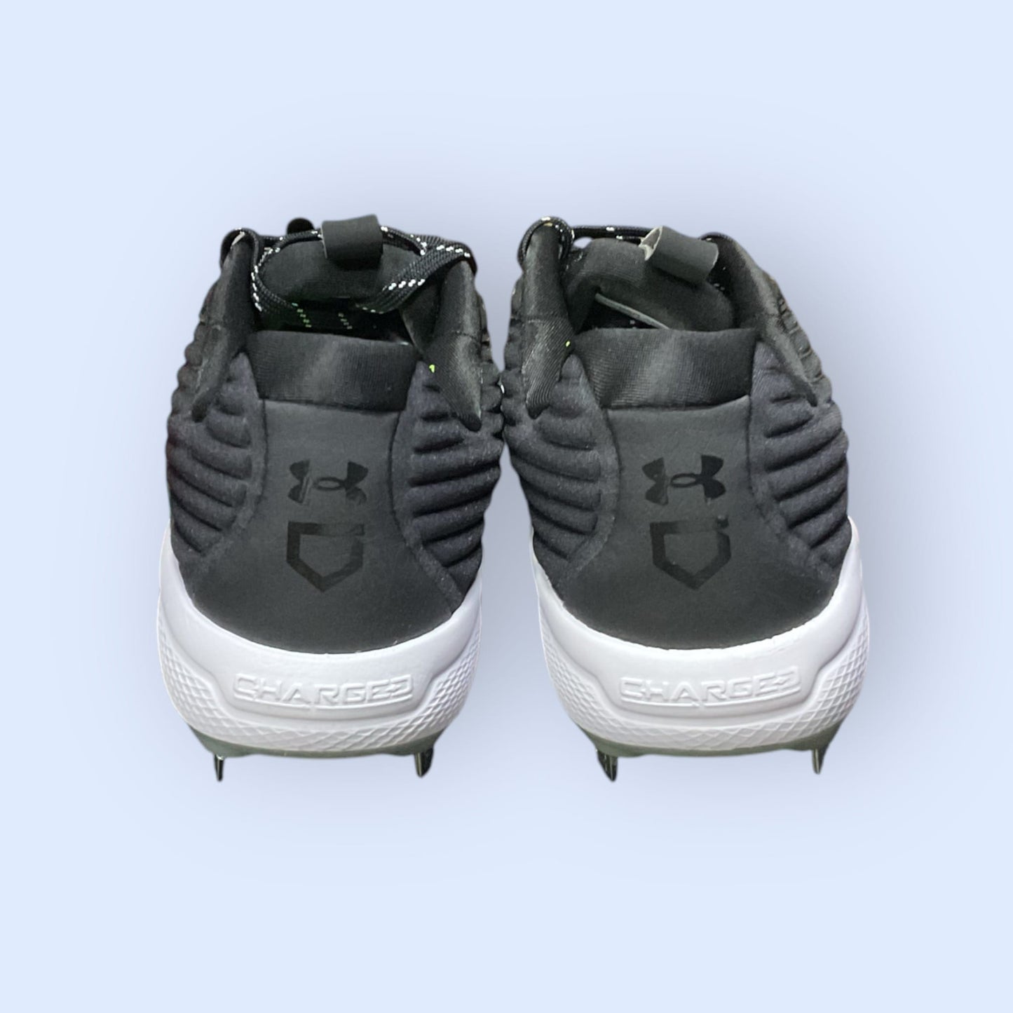 Zapatillas de béisbol UA Yard MT en negro, con suela de tacos y diseño de media altura, diseñadas para ofrecer tracción, comodidad y estabilidad en el campo