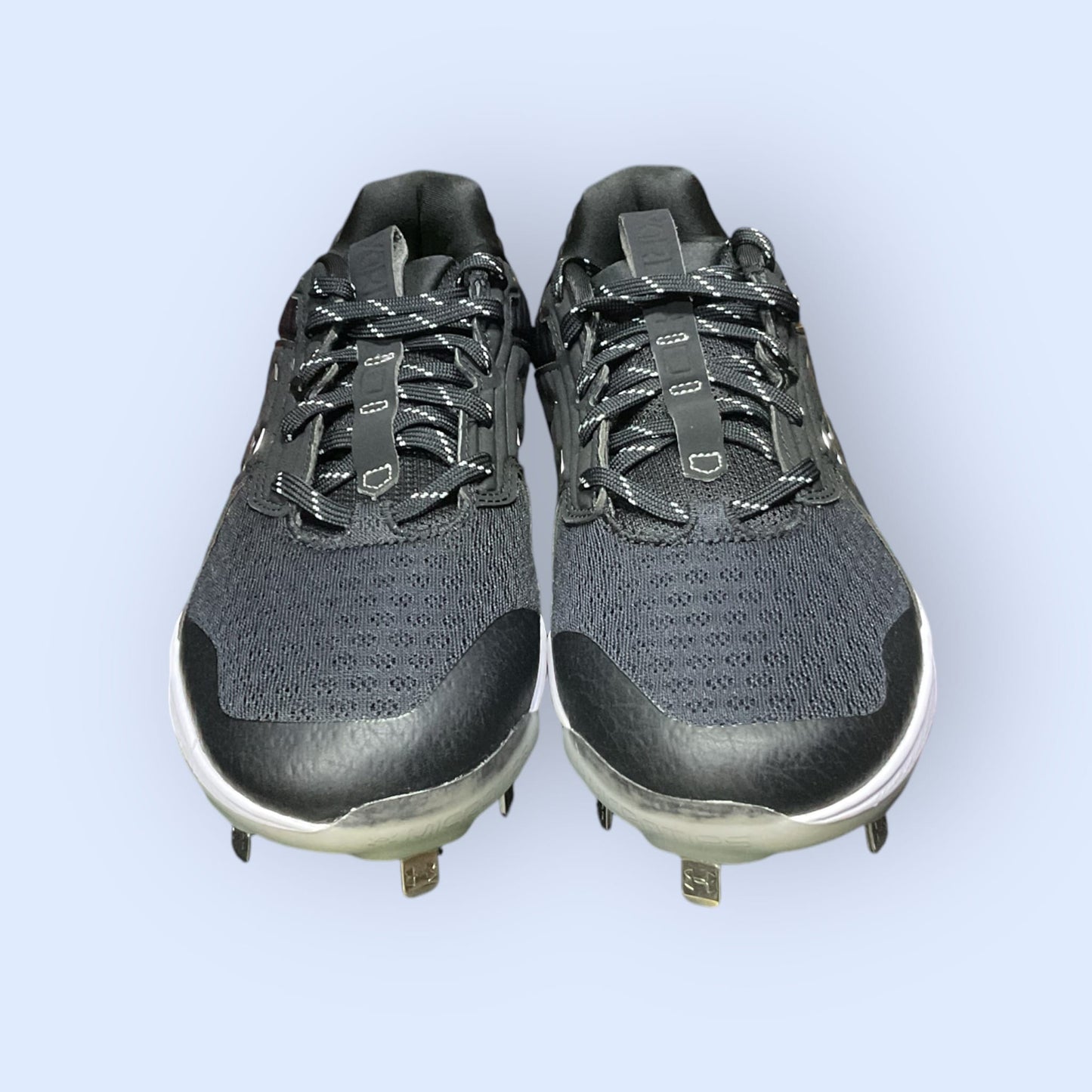 Zapatillas de béisbol UA Yard MT en negro, con suela de tacos y diseño de media altura, diseñadas para ofrecer tracción, comodidad y estabilidad en el campo