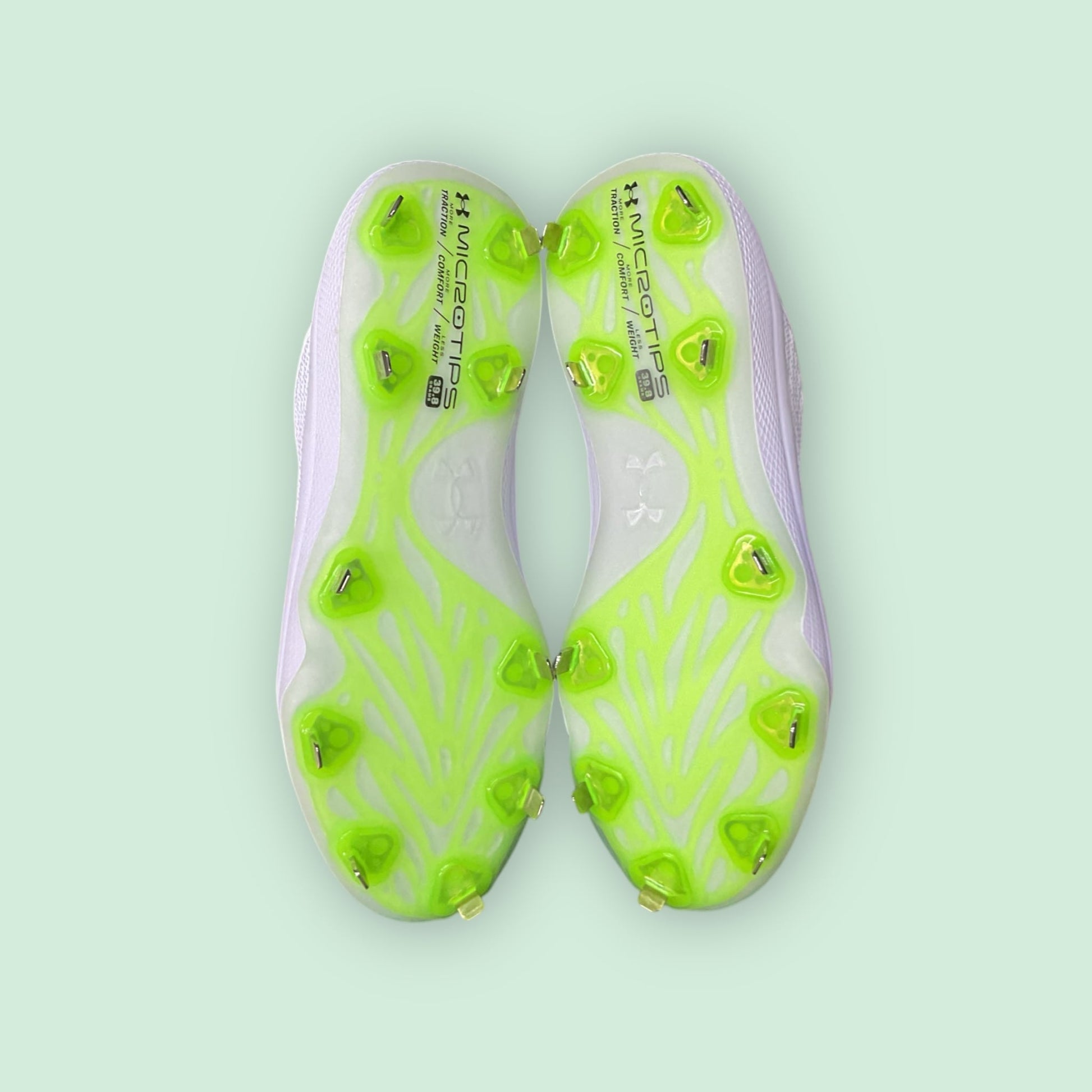 Zapatillas de béisbol UA Yard MT en verde, con suela de tacos y diseño de media altura, ofreciendo estabilidad, comodidad y tracción en el campo