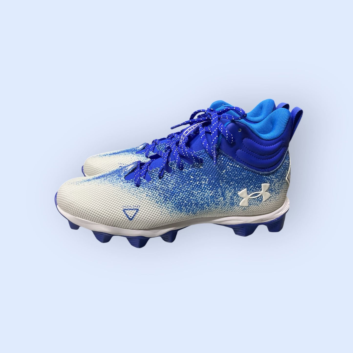 Zapatillas UA Spotlight Fran RM 2.0 en color azul, ideales para correr y entrenar, con diseño moderno, parte superior transpirable y suela de goma para un agarre superior.