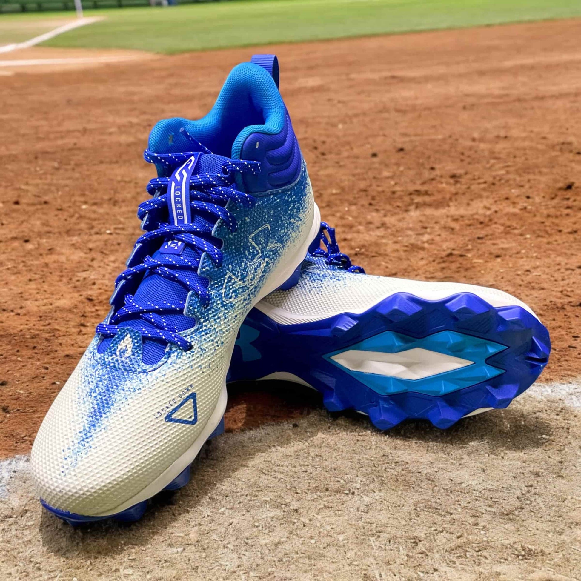 Zapatillas UA Spotlight Fran RM 2.0 en color azul, ideales para correr y entrenar, con diseño moderno, parte superior transpirable y suela de goma para un agarre superior.