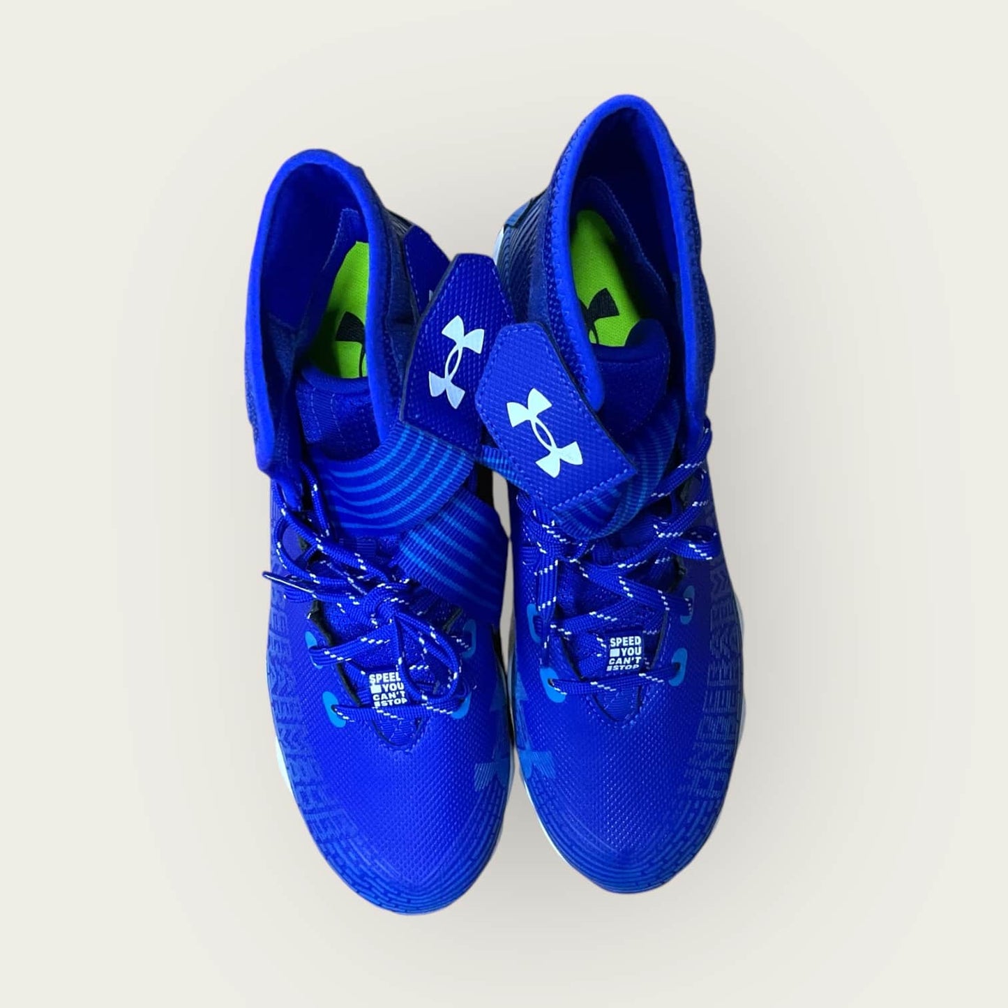 Zapatillas UA Highlight Franchise Azul con tecnología ClutchFit para fútbol y béisbol, en color azul.