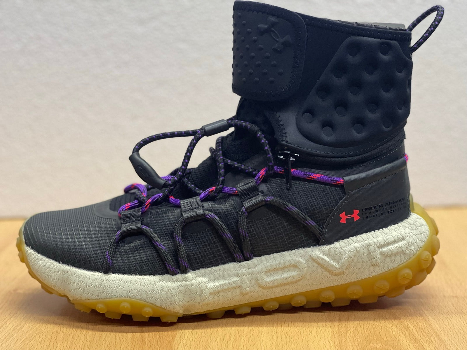 Under Armour HOVR Summit Fat Tire Cuff Jet Grey Purple (3022945-107) – Bota todoterreno con tecnología HOVR, suela Fat Tire de alta tracción y diseño robusto para aventuras extremas