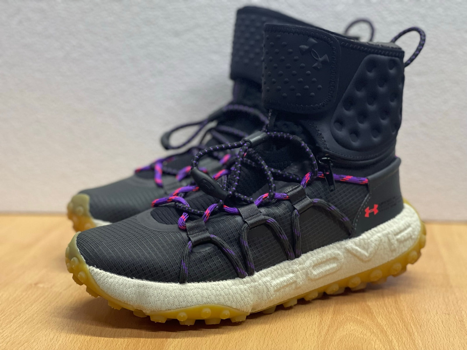 Under Armour HOVR Summit Fat Tire Cuff Jet Grey Purple (3022945-107) – Bota todoterreno con tecnología HOVR, suela Fat Tire de alta tracción y diseño robusto para aventuras extremas