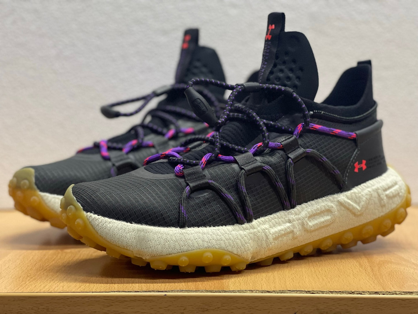 Under Armour HOVR Summit Fat Tire Cuff Jet Grey Purple (3022945-107) – Bota todoterreno con tecnología HOVR, suela Fat Tire de alta tracción y diseño robusto para aventuras extremas