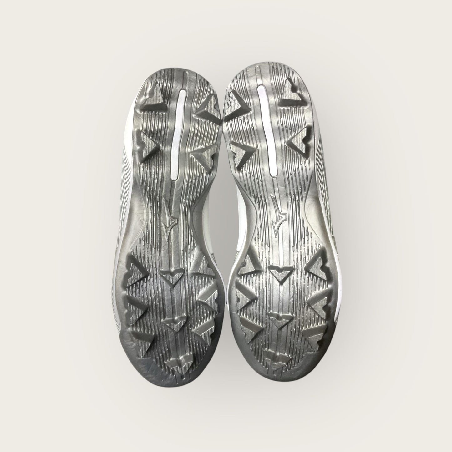 Zapatillas de béisbol Wave Finch Lightrevo en blanco y gris, con tecnología Wave para amortiguación y tracción óptima en el campo