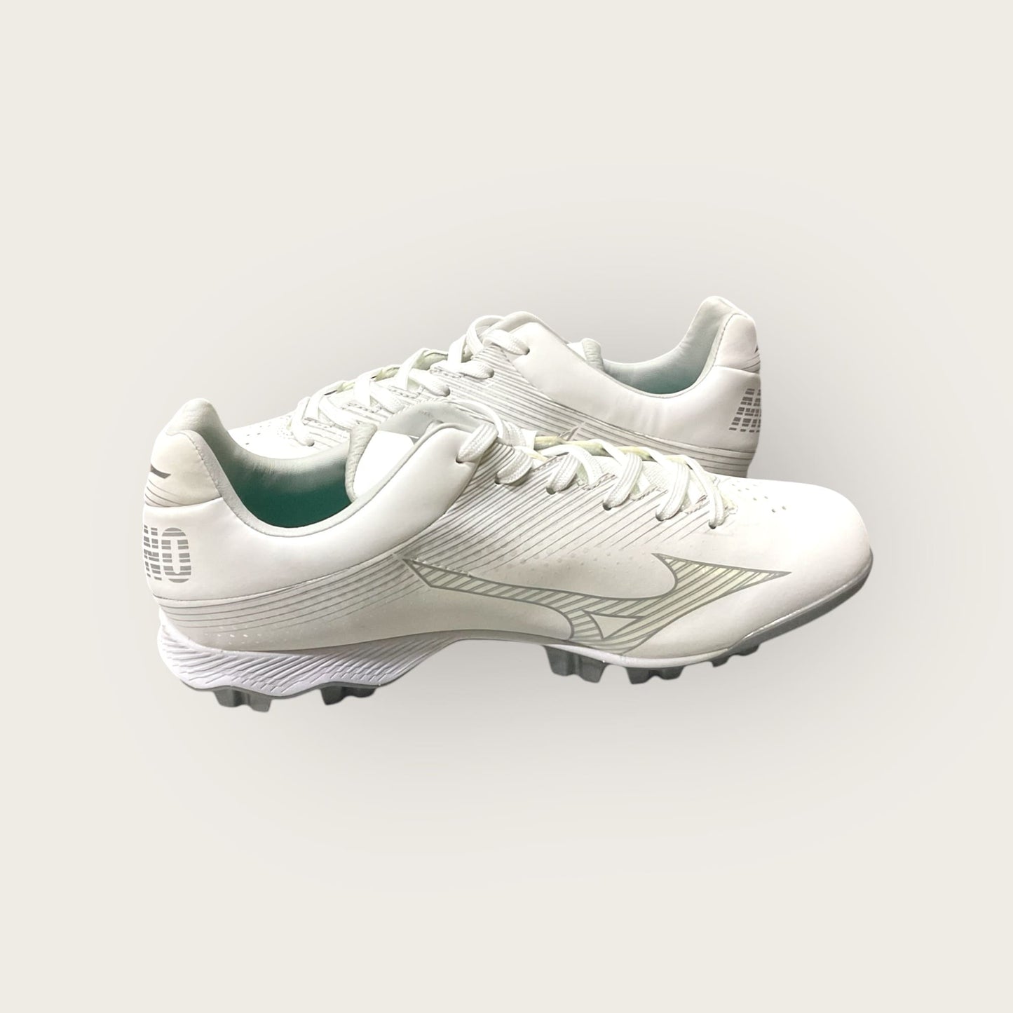 Zapatillas de béisbol Wave Finch Lightrevo en blanco y gris, con tecnología Wave para amortiguación y tracción óptima en el campo