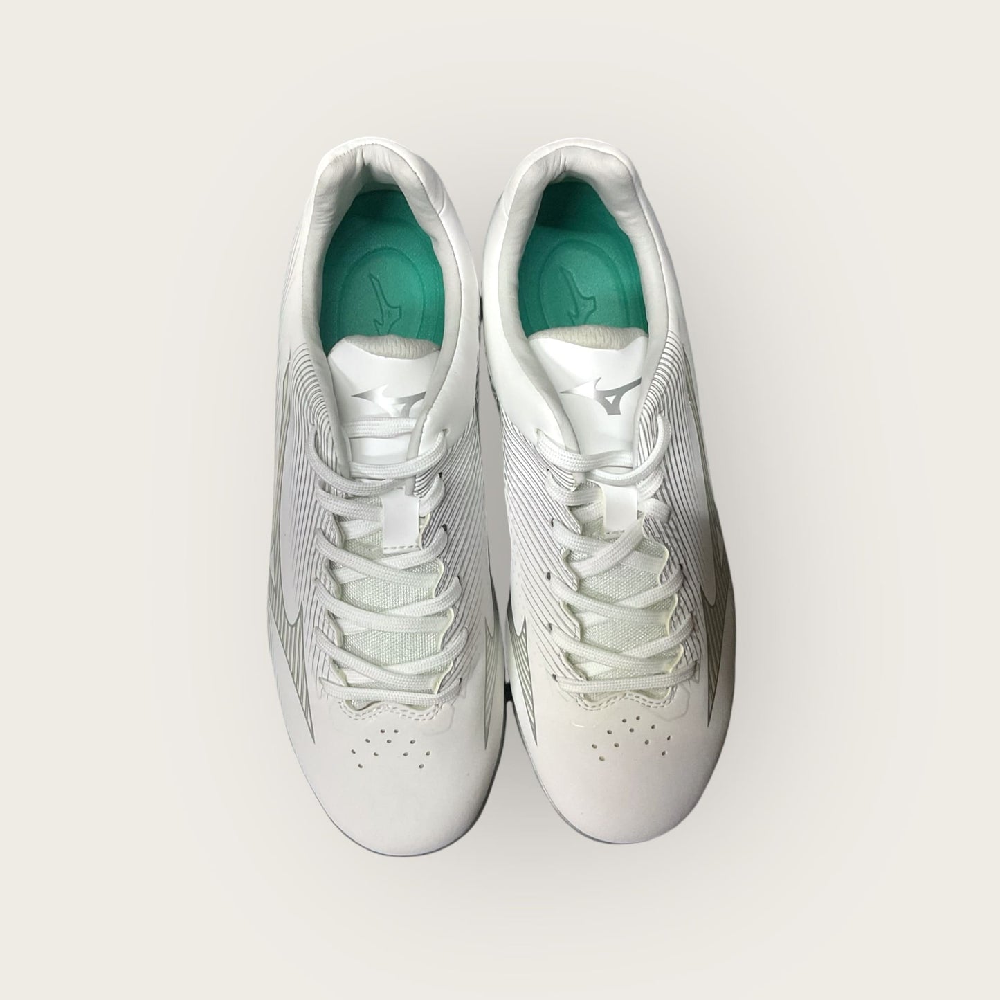 Zapatillas de béisbol Wave Finch Lightrevo en blanco y gris, con tecnología Wave para amortiguación y tracción óptima en el campo
