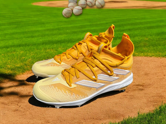 Zapato Adizero Afterburner amarillo, ultraligero y diseñado para velocidad, tracción y estilo en el béisbol.