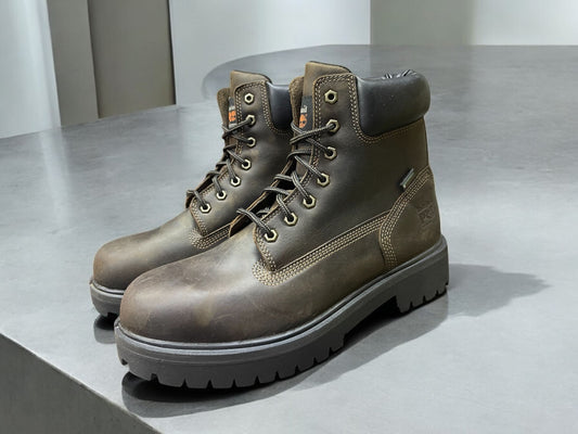 Bota Timberland cafe con suela antideslizante, cuero resistente y diseño robusto, perfecta para uso urbano o exterior con estilo