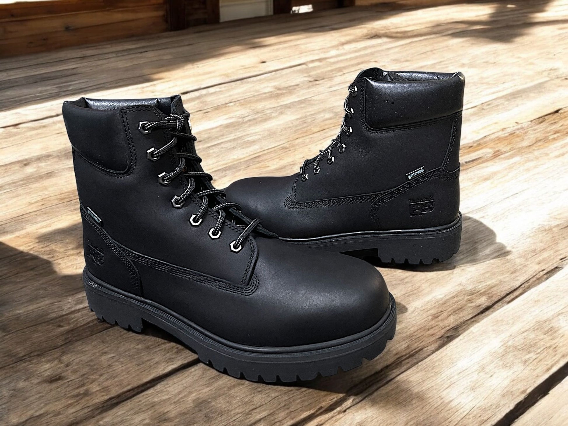 Bota Timberland negra de cuero con suela robusta antideslizante y collar acolchado, ideal para estilo casual y resistencia en exteriores.