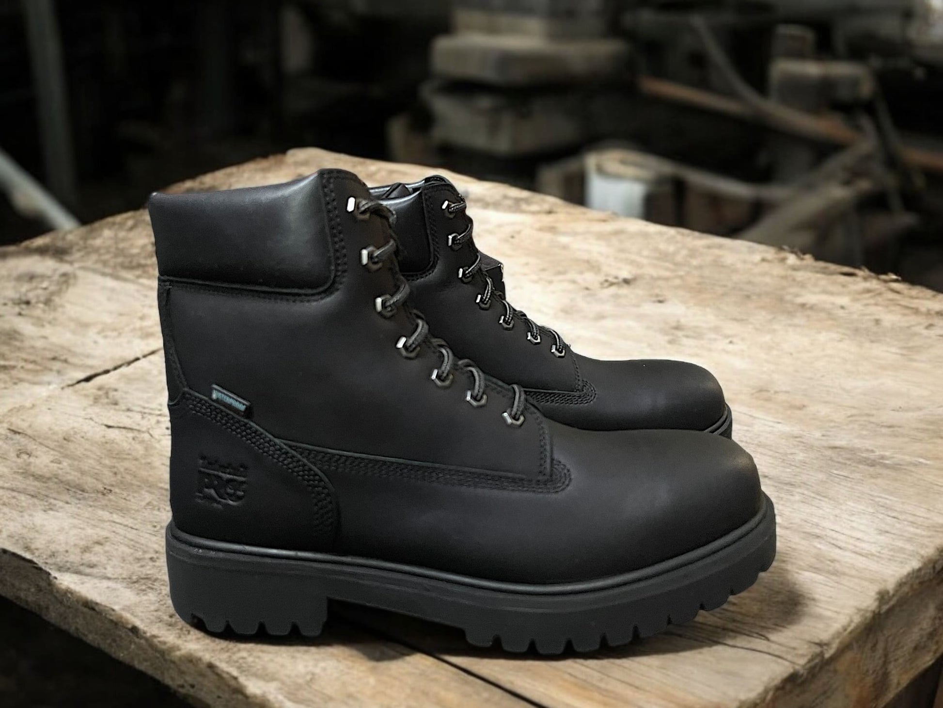 Bota Timberland negra de cuero con suela robusta antideslizante y collar acolchado, ideal para estilo casual y resistencia en exteriores.