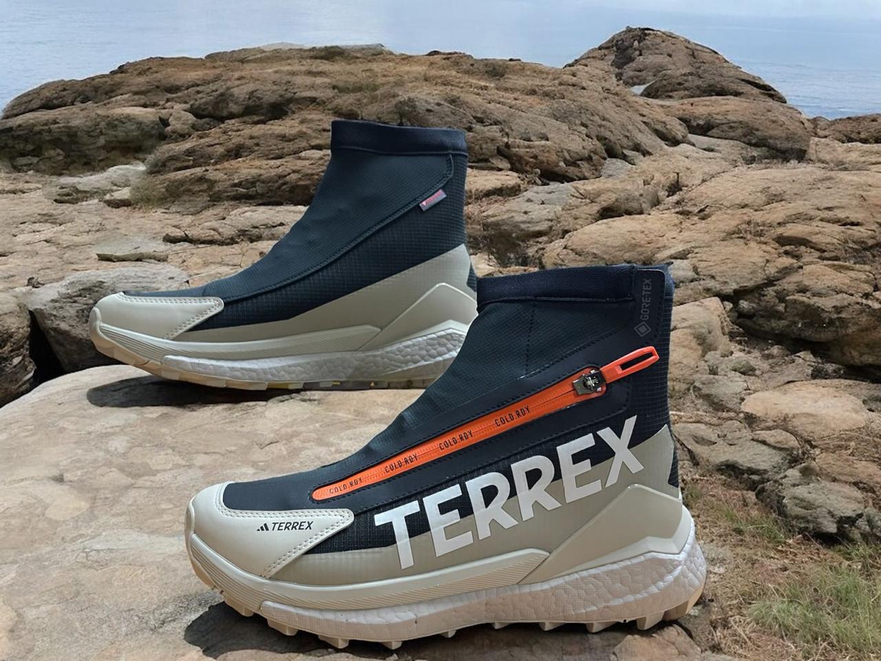 Botas Adidas Terrex Hiker 2 negras, diseñadas para senderismo, con suela de gran tracción y diseño resistente.