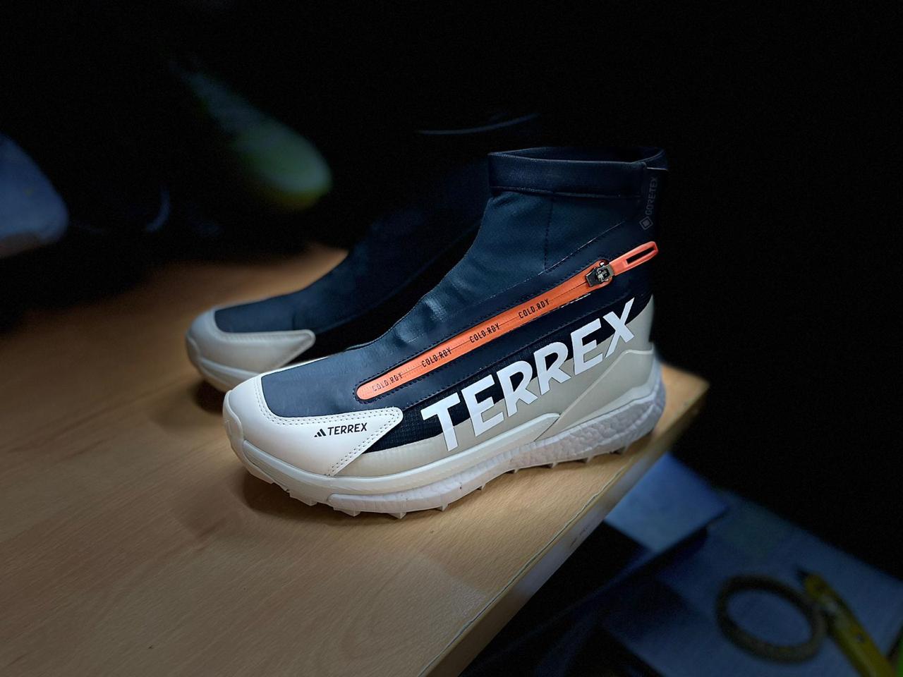 Botas Adidas Terrex Hiker 2 negras, diseñadas para senderismo, con suela de gran tracción y diseño resistente.