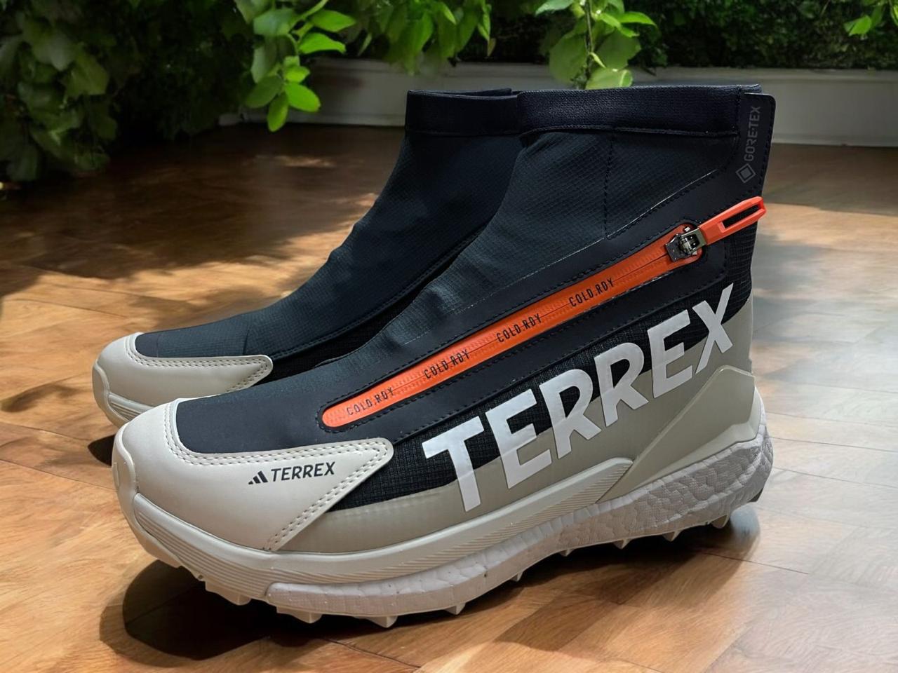 Botas Adidas Terrex Hiker 2 negras, diseñadas para senderismo, con suela de gran tracción y diseño resistente.