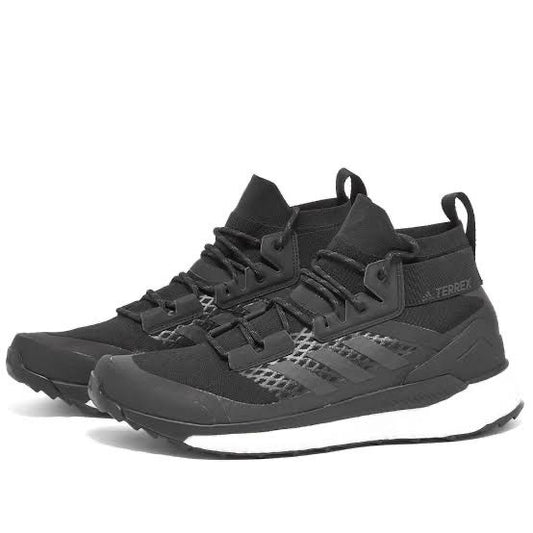 Adidas Terrex Free Hiker Negra (AD-GW2810) – zapatilla Primeblue 'Black Carbon' en Core Black, ideal para senderismo y aventuras urbanas.