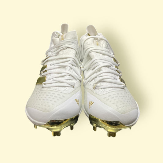 Zapatillas de béisbol Adizero Afterburner 8 NWV en blanco y dorado, ligeras y transpirables, diseñadas para velocidad y tracción óptima en el campo