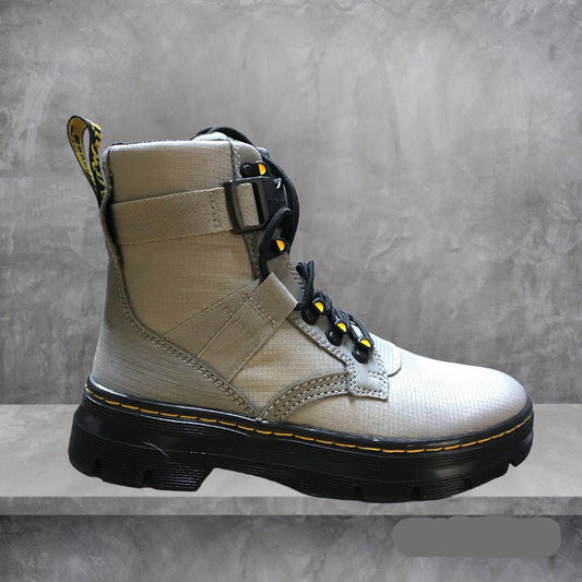 Dr Martens, bota, elegante, beige-gris, suela negra, calidad, comodidad