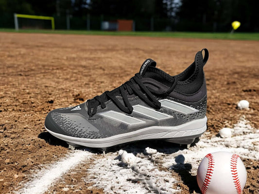 Zapato Adidas Adizero Afterburner 9 NWV gris, diseñado para velocidad, ligereza y tracción en el béisbol.