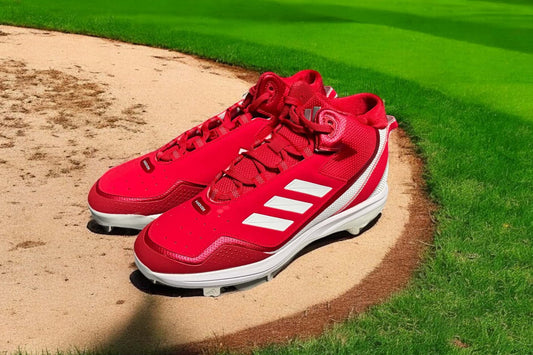 Zapato Adidas Icon Mid Metal en color rojo, diseñado para béisbol con soporte en el tobillo y suela metálica para tracción óptima