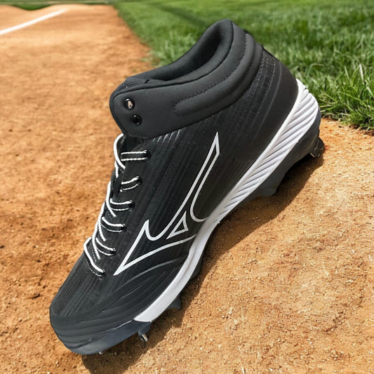 Zapatillas de béisbol MIZUNO Sweep 6 Mid con diseño de caña media, suela de tacos para tracción y soporte adicional en el tobillo