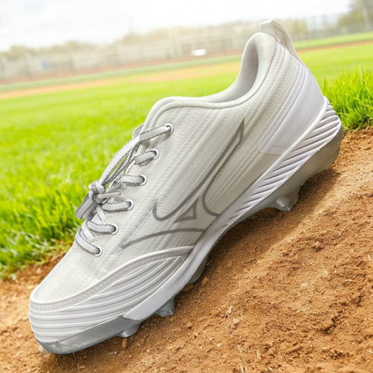 Zapatillas de béisbol MIZUNO Sweep 6 en blanco y gris, con suela de tacos para tracción óptima y diseño ligero para mayor comodidad en el campo