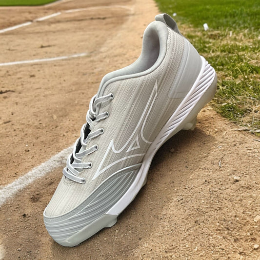Zapatillas de béisbol MIZUNO Sweep 6 en gris, con suela de tacos para tracción óptima y diseño ligero para comodidad en el campo