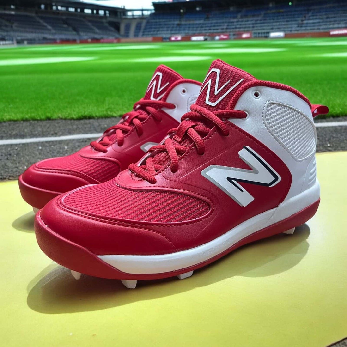 Zapatillas de béisbol New Balance 3000 V6 Jr en blanco y rojo, con tecnología Fresh Foam para comodidad y suela de tacos para tracción óptima