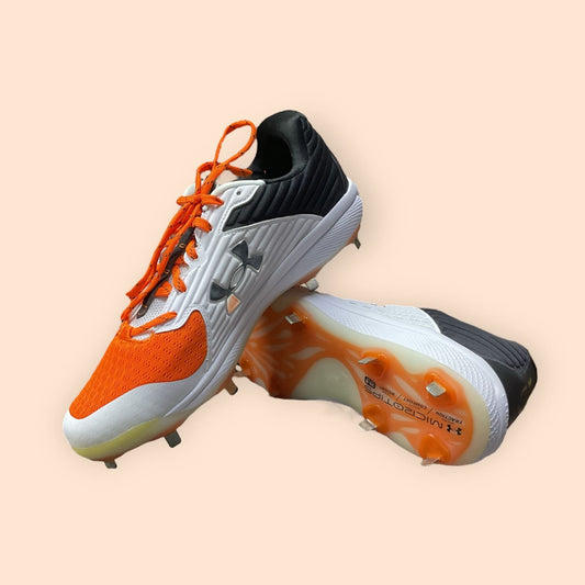 Zapatillas de béisbol UA Yard MT en naranja, con suela de tacos y diseño de media altura, para mayor tracción, soporte y comodidad en el campo