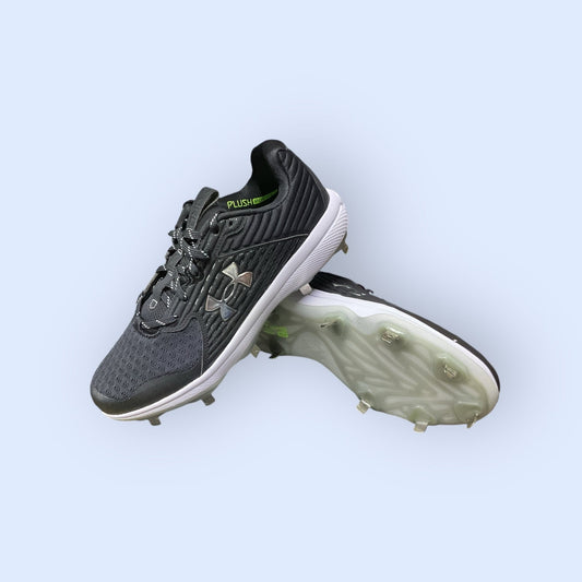 Zapatillas de béisbol UA Yard MT en negro, con suela de tacos y diseño de media altura, diseñadas para ofrecer tracción, comodidad y estabilidad en el campo