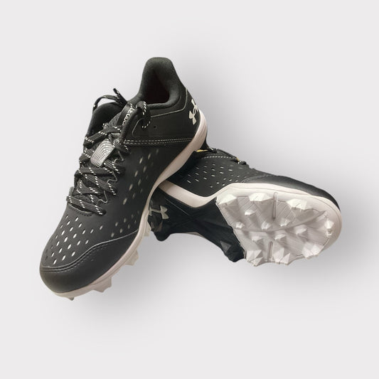 UA Leadoff Low RM Jr negro, zapato deportivo de corte bajo para jóvenes atletas, con parte superior ligera, plantilla acolchada y suela de goma para excelente agarre en béisbol y softbol