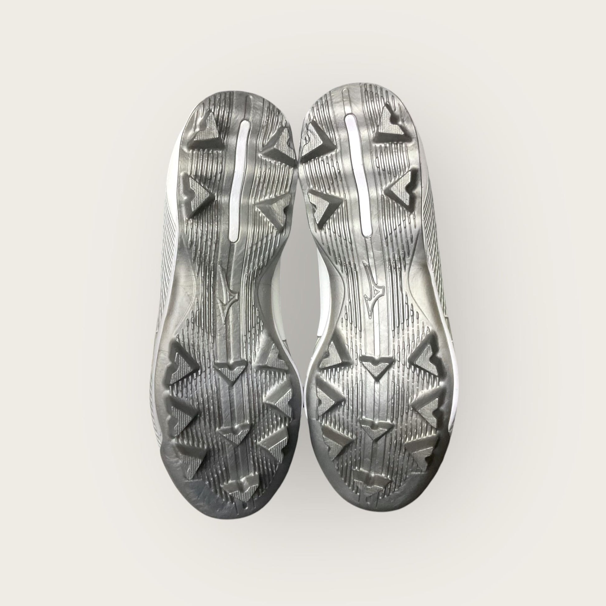 Zapatillas de béisbol Wave Finch Lightrevo en blanco y gris, con tecnología Wave para amortiguación y tracción óptima en el campo