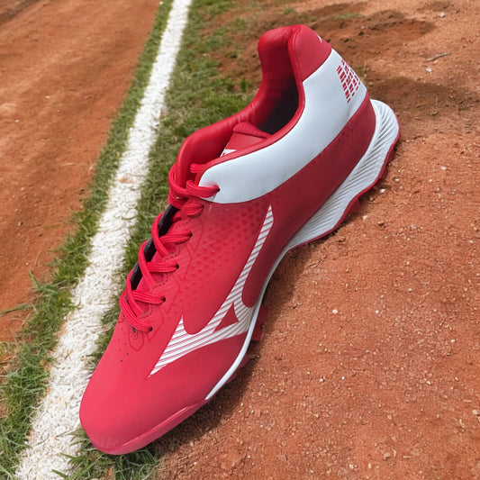Zapatillas de béisbol Wave Lightrevo en rojo, con tecnología Wave para amortiguación y suela de tacos para tracción en el campo