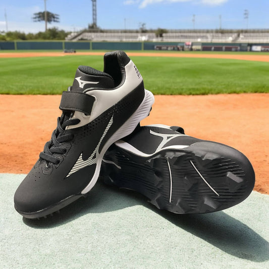 Zapatillas de béisbol Wave Lightrevo Youth en negro, con tecnología Wave para amortiguación y suela de tacos para tracción en el campo